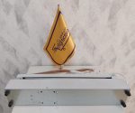 دستگاه دوخت نایلون صنعتی دیجی‌اسکیل به همراه سیم برق و نوار المنت یدکی روی میز سفید